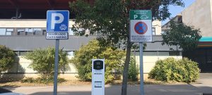 Ibilgailu elektrikoak kargatzeko zutoinak